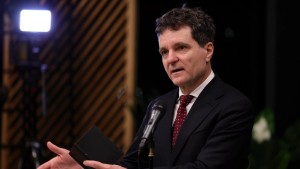 S-a aflat cine l-a amenințat cu moartea pe Nicușor Dan Polițiștii au stat de vorbă cu părinții băiatului român din Germania