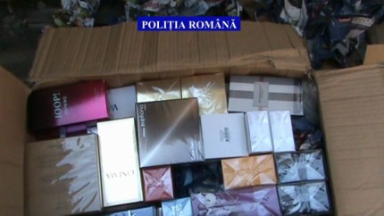 Percheziţii în București la persoane care vindeau online parfumuri contrafăcute. Venituri ilegale de peste 2.000.000 de lei