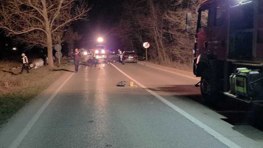 Accident teribil în județul Neamț Patru persoane au murit și trei au fost rănite. Un șofer a depășit în curbă și a intrat pe contrasens