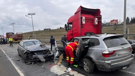 Accident cu trei mașini și un camion pe centura ocolitoare a Sucevei Patru persoane rănite. Traficul este blocat