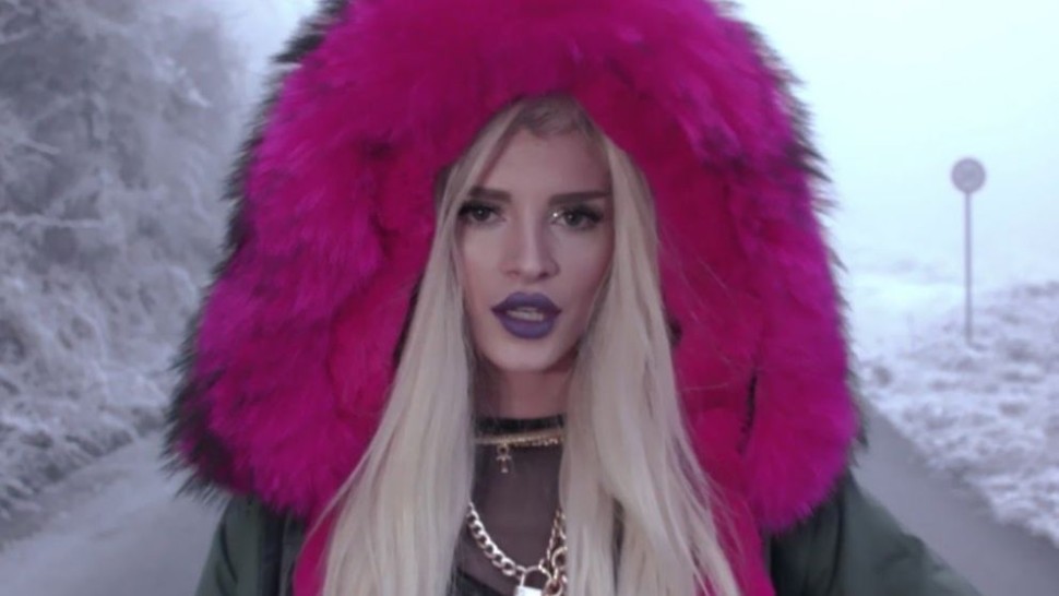 Cum arată și cu ce se ocupă astăzi Era Istrefi tânăra care a rupt topurile cu piesa Bonbon și care a dat moda gecilor cu puf roz