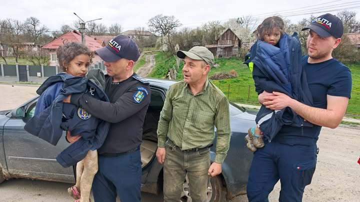 UPDATE Cele două fetițe de patru şi cinci ani dispărute au fost găsite de un pădurar Unde se aflau