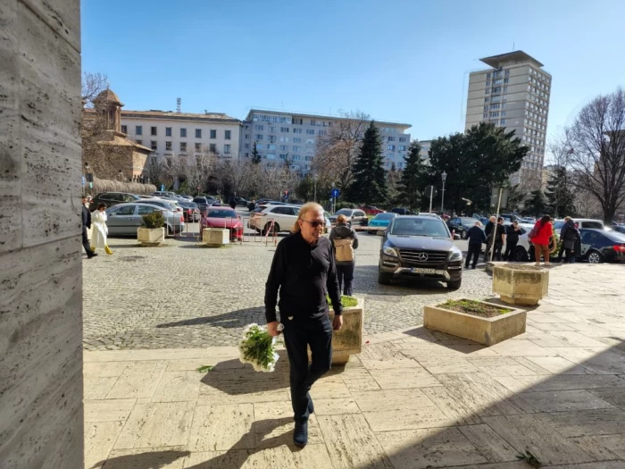 Ducu Bertzi, la priveghi la Iulian Vrăbete