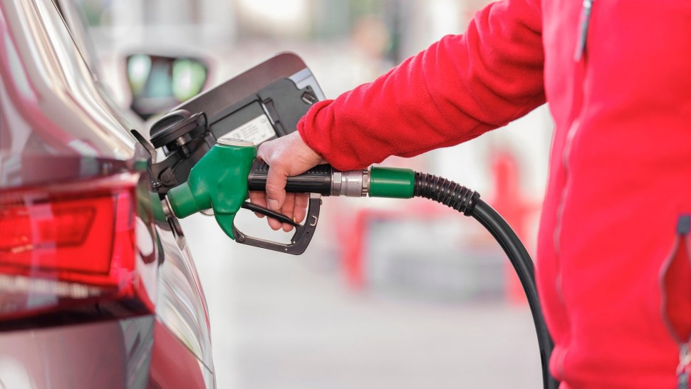 Scenarii pentru ca prețul carburantului să nu depășească 10 lei pe litru. Guvernul analizează mai multe opțiuni