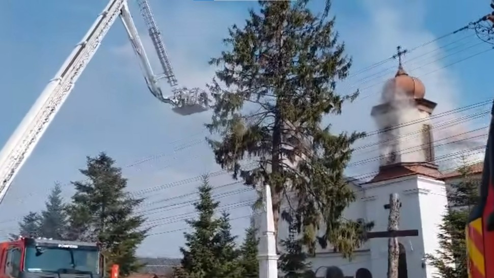 Arde o biserică din județul Prahova pe DN1. 120 de oameni erau la slujbă VIDEO