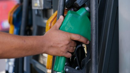 Ce se întâmplă cu prețul carburanților în perioada următoare. Premierul Bolojan S-ar putea transforma într-o criză