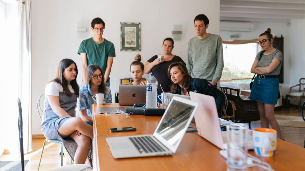 Primă de stabilitate de 27.000 de lei pentru tineri. Cum se dau banii și ce condiții trebuie îndeplinite