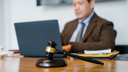 Cum poți beneficia de un avocat gratuit. Cererea pentru asistență juridică se face și online
