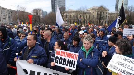 Protest uriaș al minerilor de la CE Oltenia în Piața Victoriei UPDATE Premierul Bolojan a refuzat orice cerere a salariaților ce vor fi dați afară de la 1 aprilie. Îmbrânceli cu jandarmii VIDEO