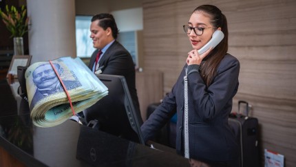 Creșterea salariului minim brut în România. Cât vor câștiga angajații în plus