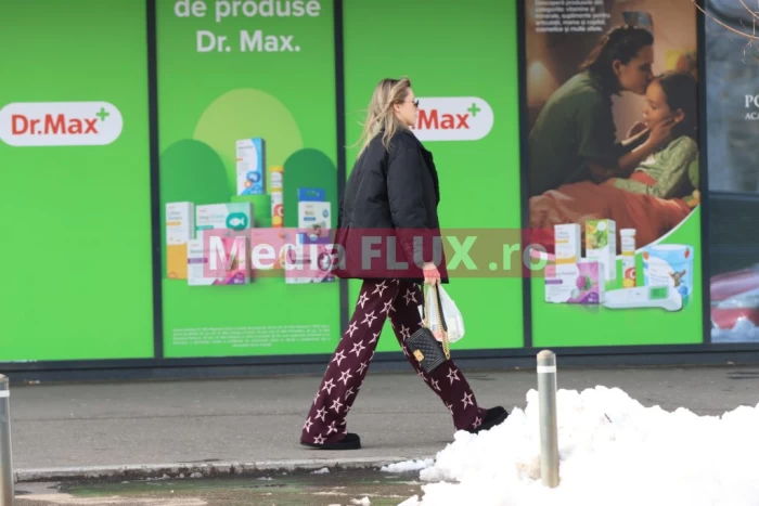 PAPARAZZI Doamna Oțil face orice pentru sănătatea familiei. Gabriela Prisăcariu a blocat o stație de autobuz și o bandă de circulație pentru o vizită la farmacie FOTO