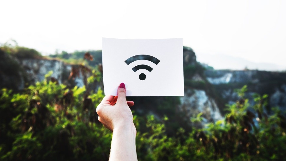 Wi-fi gratuit te poate lăsa fără bani în cont. La ce trebuie să fim atenți ca să nu ajungem ținta hackerilor