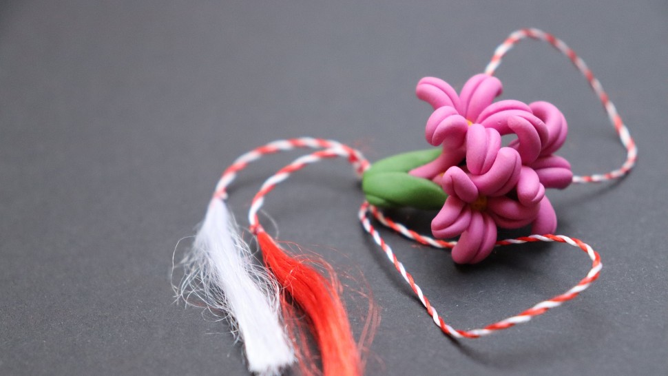 Legenda Mărțișorului. De ce dăruiesc românii un șnur împletit din alb și roșu