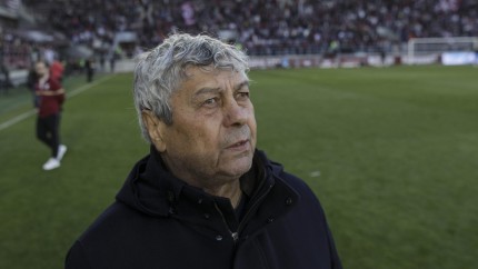 Colecţia personală a lui Mircea Lucescu expusă la Muzeul Fotbalului. Cu cât se vând autografele antrenorului