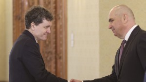 Premierul Ilie Bolojan primul anunț după consultările cu Nicușor Dan Îmi asum în continuare mandatul de premier. Premierul are discuții și cu UDMR și minoritățile