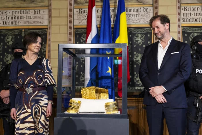 Conferinta de presa organizată la muzeul Drents din Assen cu privire la recuperarea coifului dacic de la Cotofenesti si a 2 bratari de aur, in Tarile de Jos, Assen, 2 aprilie 2026. sursă foto: Inquam Photos / Vincent Jannink
