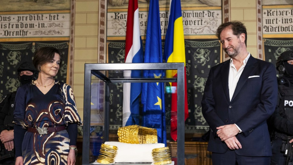 Coiful de aur de la Coţofeneşti şi a cele două brăţări dacice recuperate se întorc în România Anunț oficial al Guvernului