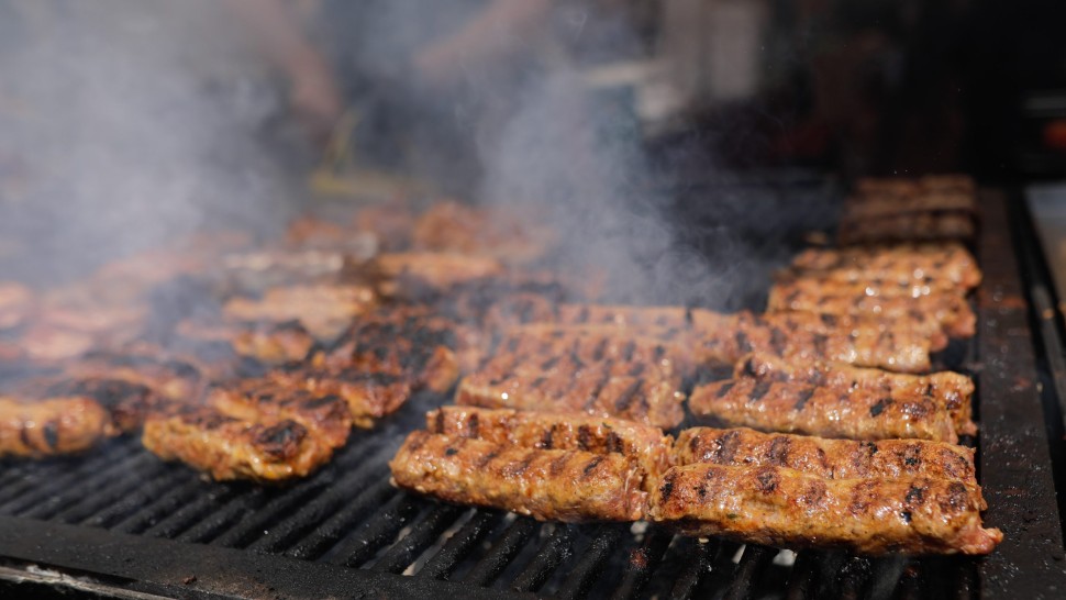 Cea mai bună rețetă de mici Cum facem în casă preparatul vedetă de 1 Mai. Usturoiul este marele secret