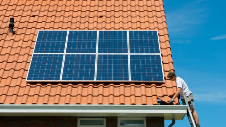 Drepturi noi pentru românii care produc energie. Legea prosumatorilor a fost promulgată