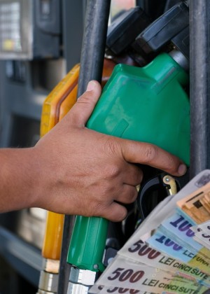 Preț carburanți 8 mai. Benzina și motorina se ieftinesc însă nu în toate orașele. Unde poți alimenta avantajos