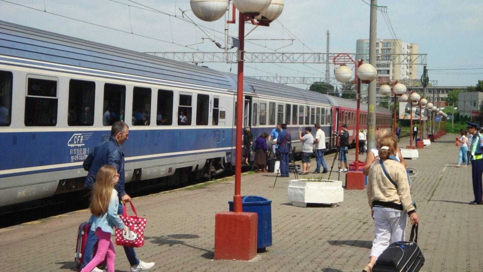 Mai multe trenuri spre litoral în minivacanța de 1 Mai. CFR reia legătura Constanța - Mangalia LISTA COMPLETĂ