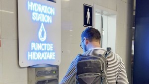 Apă gratuită în aeroporturi. Au fost instalate primele stații de hidratare
