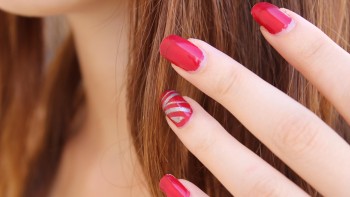 Un copil de doar un an a murit după ce s-a înecat cu unghia falsă a mamei sale. Cum a fost posibil