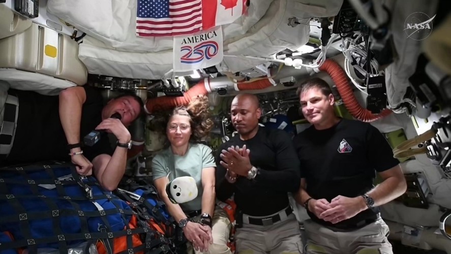 Astronauții de pe Artemis II prima conferință de presă din spațiu. Se încheie misiunea istorică printr-o reintrare în atmosferă sub forma unei mingi de foc