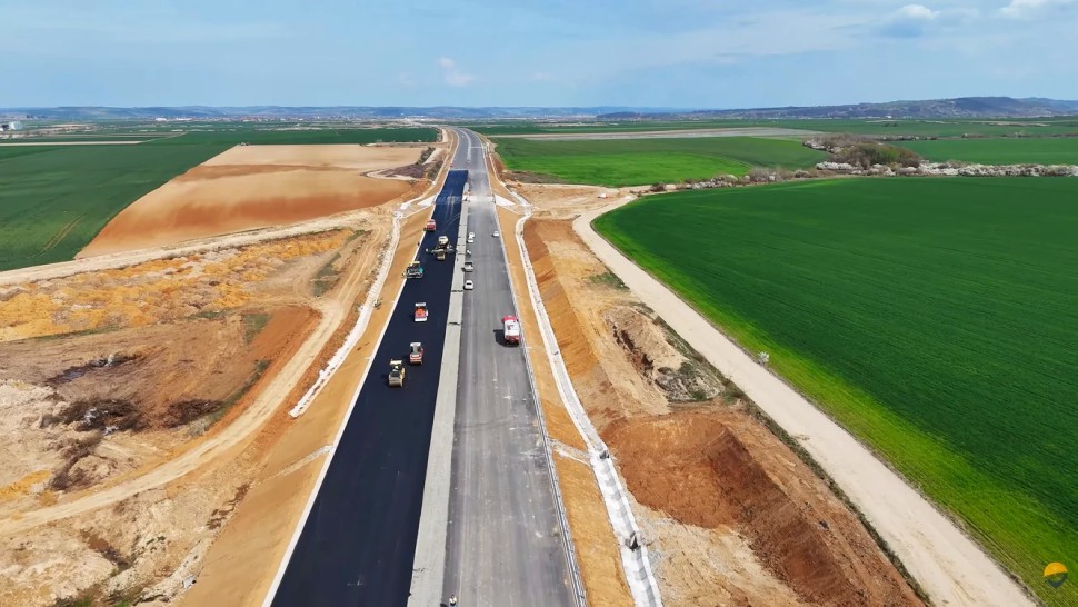 Vești bune privind Autostada Transilvania Constructorul Erbașu estimează că tronsonul ar putea fi deschis traficului la sfârșitul lunii august sau în septembrie cu o mică întârziere