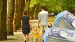 Banii de alocații și indemnizații intră pe carduri azi. Românii care vor primi sume mai mari