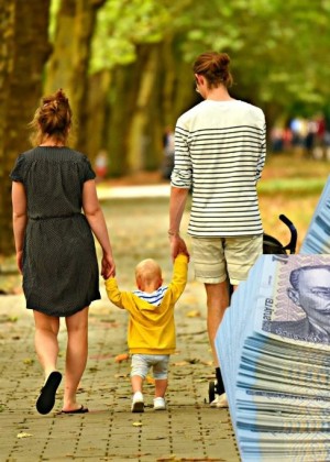 Banii de alocații și indemnizații intră pe carduri azi. Românii care vor primi sume mai mari