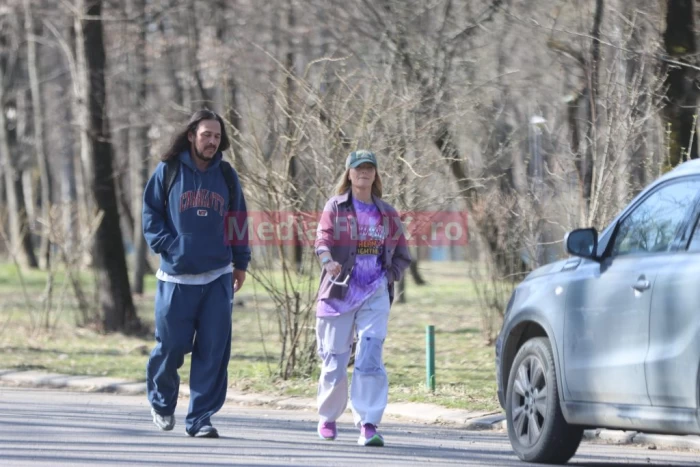 PAPARAZZI Delia cu Răzvan în parc, într-o distracție analog. La pas prin Herăstrău după succesul recent sursă foto: Mediaflux