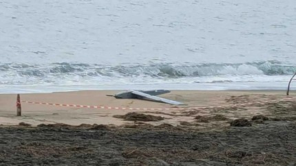 Fragmente de dronă descoperite pe plaja de la Tuzla. Poliţiştii şi pompierii sunt la fața locului