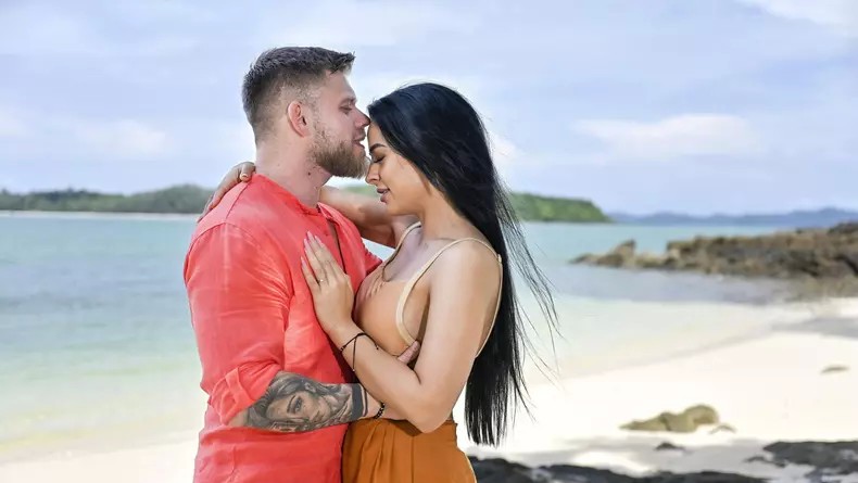 Ema Oprișan dă cărțile pe față după divorțul de Răzvan Kovacs Ce s-a întâmplat de fapt în ziua în care au mers la notar A vrut divorțul de ziua mea...