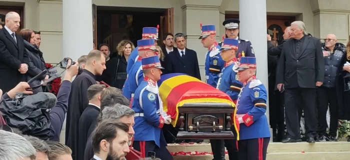 Sicriul lui Mircea Lucescu a ieșit din biserică sursă foto: Mediaflux
