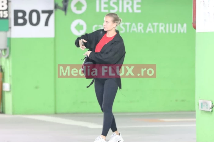 PAPARAZZI Marina Dina, o zi de mall alături de un bărbat misterios după ce s-a întors de la Survivor! Îmbrățișări, cafele și cumpărături sursa foto: Mediaflux