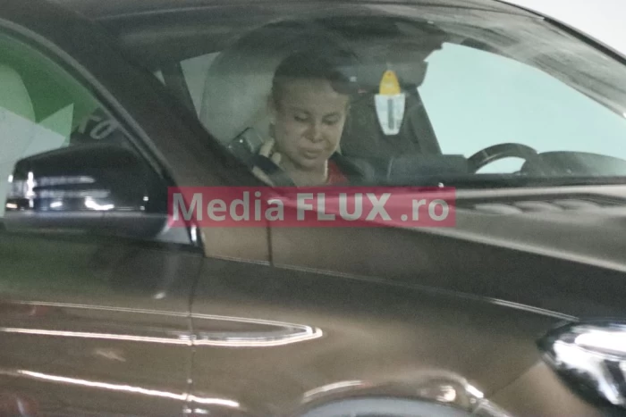 PAPARAZZI Marina Dina, o zi de mall alături de un bărbat misterios după ce s-a întors de la Survivor! Îmbrățișări, cafele și cumpărături sursa foto: Mediaflux