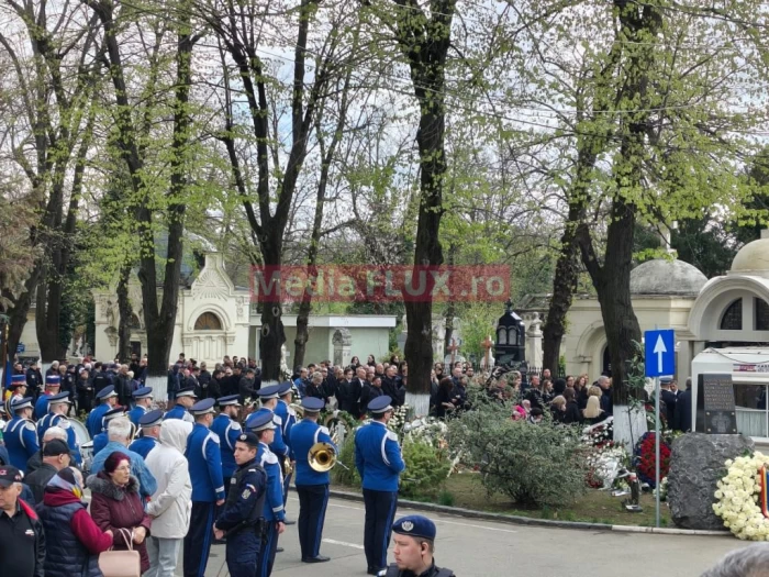 Familia Lucescu la Cimitirul Bellu sursă foto: Mediaflux