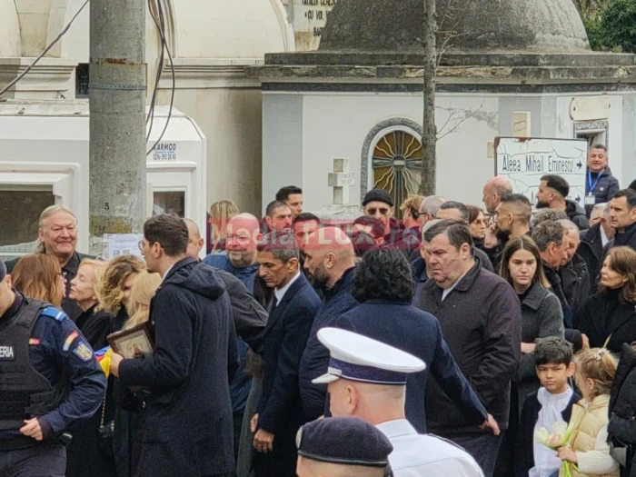 Familia Lucescu la Cimitirul Bellu sursă foto: Mediaflux