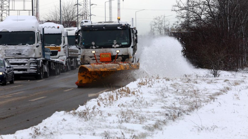 Zonele din România în care ninsorile au acoperit drumurile naționale. Anunțul CNAIR