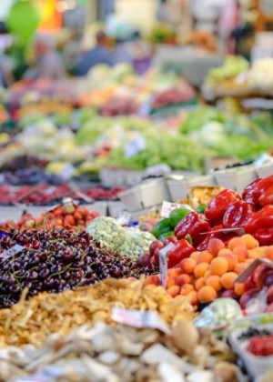 Alertă alimentară pentru români. Fructe și legume care conțin de 10 ori mai multe pesticide decât limita admisă