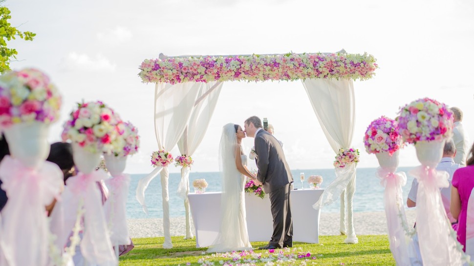 Cât a ajuns darul de nuntă în 2026. Suma minimă care trebuie lăsată în plic