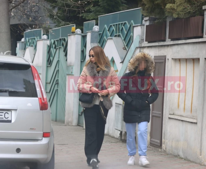 PAPARAZZI Soția lui Dan Petrescu, aproape de marele antrenor! Adriana Petrescu a rămas alături de fiica sa în România sursă foto: Mediaflux