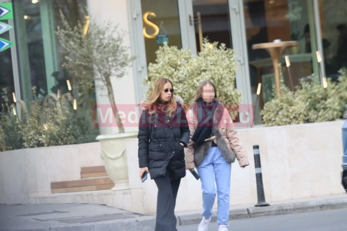 PAPARAZZI Soția lui Dan Petrescu, aproape de marele antrenor! Adriana Petrescu a rămas alături de fiica sa în România sursă foto: Mediaflux