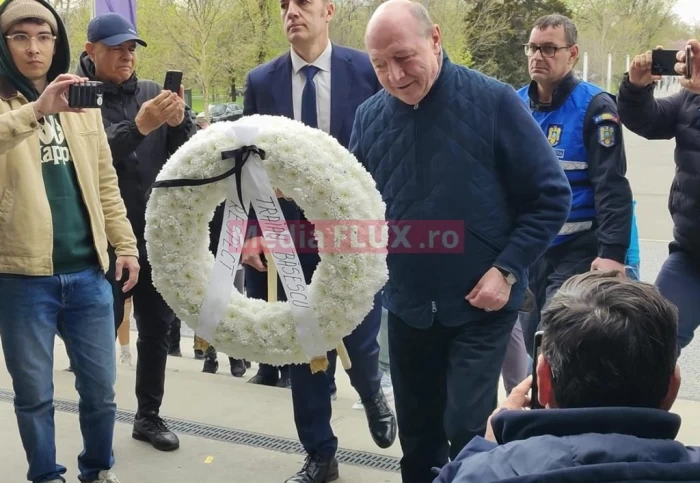 Traian Băsescu la căpătâiul lui Mircea Lucescu sursă foto: Mediaflux.ro
