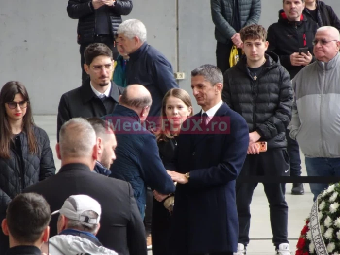 Traian Băsescu la căpătâiul lui Mircea Lucescu sursă foto: Mediaflux.ro