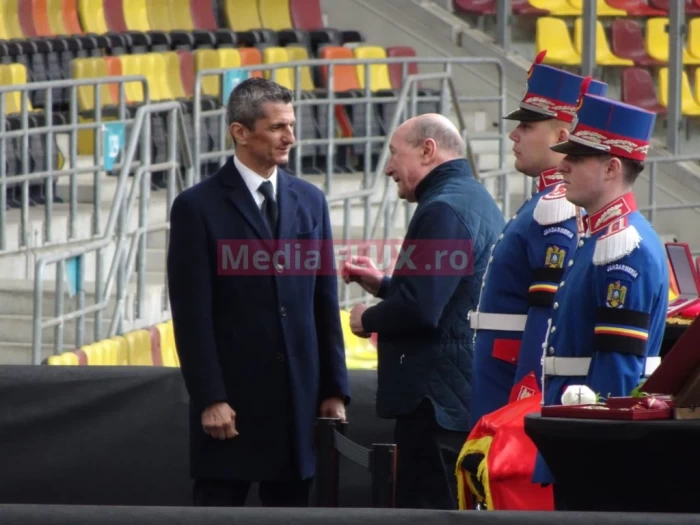 Traian Băsescu la căpătâiul lui Mircea Lucescu sursă foto: Mediaflux.ro