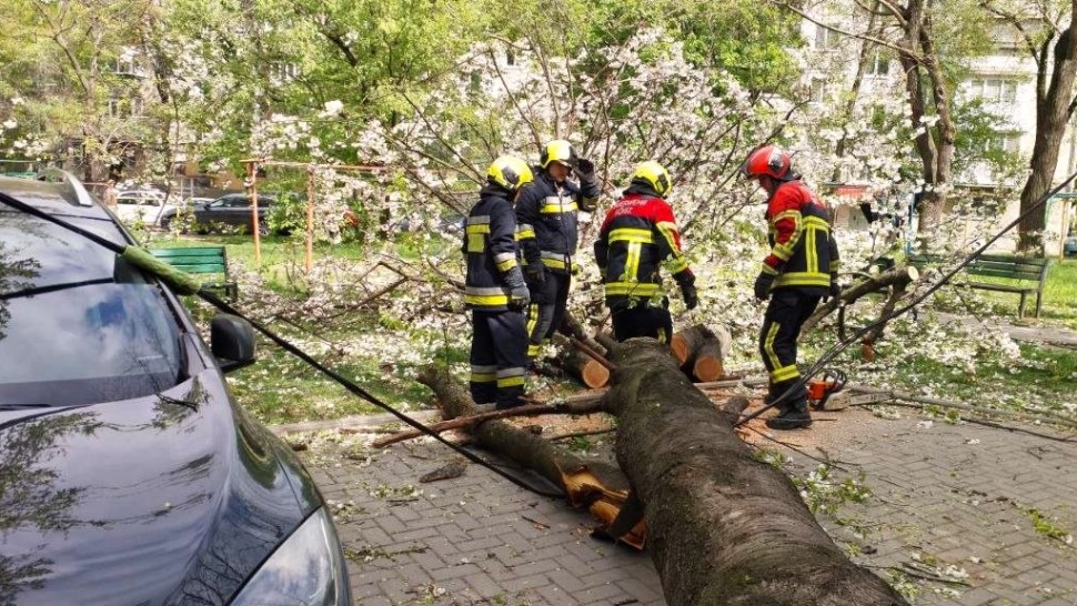 Probleme în 72 de localități din 18 județe și București din cauza vântului puternic O persoană a murit și altele au fost rănite