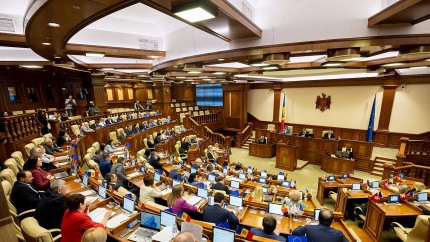 Parlamentul din Republica Moldova a restricționat utilizarea limbii ruse O nouă lege obligă deputații să ia cuvântul doar în limba română. Tensiuni în Opoziție