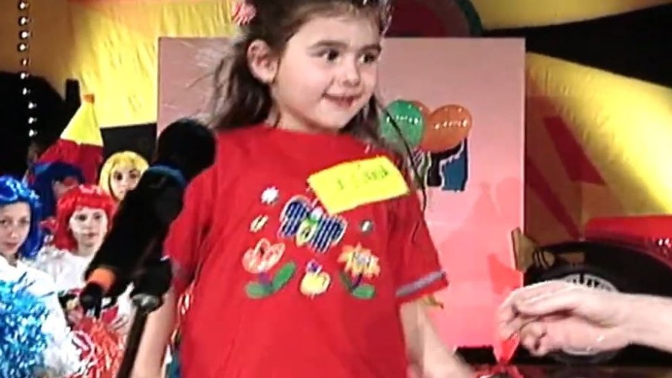 Cine este fetița adorabilă din imagine care refuza să îi dea batista lui Horia Brenciu Astăzi este una dintre cele mai cunoscute cântărețe din România